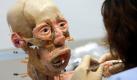 In Guben entstehen viele Plastinate von Gunther von Hagens. Die verkauft er auch an Universitäten. Bisher arbeitet aber nur eine verschwindende Avantgarde mit den Werken. Die Zeit, die an der Universität sonst für stümperhafte Operationen aufgewendet wird, die oft nur in Leichenverwüstung endet, kann besser für das Studium an Plastinaten gebraucht werden, sagt von Hagens. Das zeigten die Prüfungsergebnisse der Studenten an der New York University, an der von Hagens persönlich die Plastinate einführte. Foto: dpa