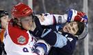 Alex Ovetchkin von den Washington Capitals zeigt Chris Kunitz von den Pittsburgh Penguins, was eine Harke ist. Die beiden trafen mit ihren Teams beim traditionellen NHL-Eishockey-Freiluftspiel, dem Winter Classic Game, aufeinander. Vor 68.000 Zuschauern im ausverkauften Footballstadion von Pittsburgh siegten Ovetchkins Capitals mit 3:1. Foto: dapd