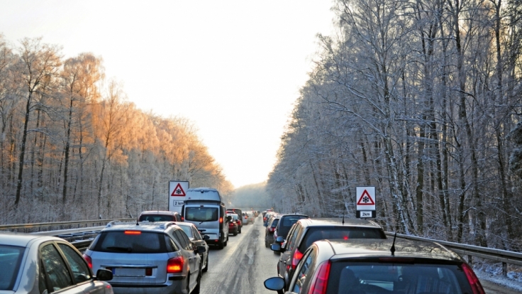 Glatteis und Stau im Winter: Wer nicht zu spät zur Arbeit kommen will, sollte mehr Zeit einplanen.