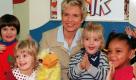 Bei diesem Foto (1998) war die 1, 2 oder 3-Zeit für die Moderatorin schon längst Geschichte. Mit Kindern hat sie weiter gern zusammengearbeitet. Zehn Jahre lang sagte sie den bekannten Spruch 1, 2 oder 3 - letzte Chance vorbei. Ob ihr wirklich richtig steht, seht ihr, wenn das Licht angeht. Die Sendung war übrigens die erste Spielshow-Adaption aus dem amerikanischen Fernsehen. Foto: dpa