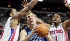 
Trotz Nowitzki sechste Niederlage in Serie für Dallas
Vorspann: 	
Text: 	

Detroit (dpa) - Trotz Basketball-Superstar Dirk Nowitzki haben die Dallas Mavericks die sechste Niederlage in Folge kassiert und bleiben auf Talfahrt in der NBA. Bei den Detroit Pistons verlor die Mannschaft um den Würzburger mit 89:103. Nowitzki stand nach neun Spielen Pause wegen einer Knieverletzung zum zweiten Mal auf dem Parkett - und war mit 32 Punkten der beste Werfer der Texaner. Dennoch konnte er die neunte Pleite in den vergangenen elf Spielen für die Mavericks nicht verhindern.
Ressort: 	Schlaglichter
Schlagworte: 	Basketball/NBA/
Dallas Mavericks' Dirk Nowitzki (41) goes to the basket between Detroit Pistons' Chris Wilcox, left, and Tracy McGrady (1) in the first half of an NBA basketball game Monday, Jan. 17, 2011, in Auburn Hills, Mich. (AP Photo/Duane Burleson) Foto: dapd
