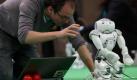 Künstliche Intelligenz mit deutlichen Lücken: Ein Roboter der Kategorie 'Standard Plattform Liga' wird bei den Robo-Cup German Open 2012 in Magdeburg auf seinen Einsatz vorbereitet. Foto: Jens Wolf Foto: dpa