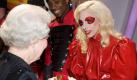 Ihr Name ist Programm: Lady Gaga ist die schillernste Figur, was das Showbiz derzeit bietet. Selbst bei einem Treffen mit Queen Elisabeth blieb die US-Sängerin ihrem Hang zur auffälligen Schminke und pompösem Kleid treu. Neuester Clou der 23-Jährigen: Um mit ihren Zwitter-Gerüchten aufzuräumen, wolle sie sich beim nächsten Konzert einen Plastik-Penis umschnallen. Foto: dpa
