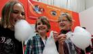 Daniel (von links), Celin und Julia aus der sechsten Klasse des Bismarck Gymnasiums in Genthin genießen am Ende ihres Experimentierkurses im Exploratorium in Potsdam ihre Zuckerwatte. In dem Kurs Zuckerpower - Energieträger und Kalorienbombe experimentieren die Kinder rund um das Thema Zucker, Ernährung und Gesundheit. Foto: dpa