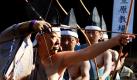 Ein Bogenschütze in einem traditionellen japanischen Kriegsgewand peilt während der rituellen Neujahrszeremonie der Shinto am Yasukuni Schrein in Tokio die Zielscheibe an. Der Shintoismus ist eine Religion, die in Japan gleichrangig mit dem Buddhismus praktiziert wird.  Foto: dapd