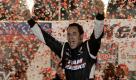 Der Brasilianer Helio Castrovenes feiert seinen Sieg bei den Kentucky Indy 300. Foto: ap