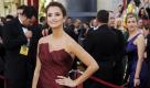 Penélope Cruz wählte eine bordeauxrote Robe von Donna Karan. Ihre Juwelen stammen von Chopard.  Foto: ap