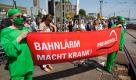 Bewohner des Mittelrheintals demonstrieren am Bahnübergang in Rüdesheim am Rhein mit einem Transparent mit der Aufschrift Bahnlärm macht krank! gegen den Bahnlärm in ihrer Region. Die Demonstranten fordern ein Tempolimit und ein Nachtfahrverbot für Züge entlang des Rheinufers. Sechs rheinland-pfälzische und hessische Landkreise unterstützen die Protestaktion, zu der Bürgerinitiativen aufgerufen hatten.
 Foto: dapd