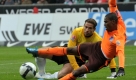 Werders Torwart Tim Wiese kassierte nach einem Foul im Strafraum gegen Hoffenheims Maicosuel die Gelbe Karte. Den fälligen Elfmeter parierte Wiese inklusive Nachschuss.  Der Bremer Keeper ist in der Bundesliga seit 600 Spielminuten ohne gegnerischen Treffer. Foto: dpa