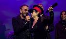 Give Peace a Chance: Yoko Ono und Ex-Beatle Ringo Starr beim Auftritt mit der Plastic Ono Bandin Rekjavik zu Ehren des ermordeten Beatles John Lennon, der gestern 70 geworden wäre. Foto: ap