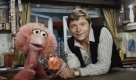 Schauspieler Uwe Friedrichsen beschränkte sich nicht nur auf die Bühnenarbeit, sondern trat auch im Fernsehen auf. In den 1980er Jahren erklärte er mit Puppe Tiffy in der Sesamstraße den kleinen TV-Zuschauern die Welt. Foto: news.de