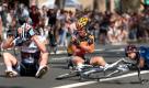 Karl Menzies, left, Tom Bonnen, center, and George Hincapie, right, gather themselves from the street after crashing just a few hundred yards from the finish during stage 1 of the Tour of California cycling race in Sacramento Calif., Sunday, May 16, 2010. (AP Photo/The Sacramento Bee, Randall Benton) ** MAGS OUT, TV OUT, MANDATORY CREDIT ** Foto: AP Photo/The Sacramento Bee, Randall Benton
