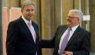 Der Regierende Bürgermeister von Berlin, Klaus Wowereit (SPD, l) und der Präsident des Deutschen Fußballbundes (DFB), Theo Zwanziger, kommen am Dienstag (04.05.2010) im Roten Rathaus in Berlin zur Austellungseröffnung 'Gegen die Regeln - Lesben und Schwule im Sport'. Die aus 37 Stellwänden bestehende Wanderausstellung der 'European Gay and Lesbian Sport Federation' (EGLSF) will das Thema Homosexualität enttabuisieren und auf die Formen der Diskriminierung im Sport aufmerksam machen.

 Foto: dpa