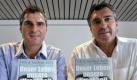 Die beiden ehemaligen Handballprofis und Zwillingsbrüder Uli (l) und Michael Roth (r) halten am Mittwoch (21.10.2009) ihr Buch 'Unser Leben unsere Krankheit' während einer Pressekonferenz in einem Hotel in Hirschberg-Leutershausen bei Heidelberg. Die beiden Zwillingsbrüder stellten ihr neues Buch, das von ihrer Prostatakrebs-Erkrankung handelt, auf einer Pressekonferenz vor. 
 Foto: dpa