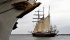 Der 70 Meter lange holländische Dreimast-Toppsegelschoner Guleden Leeuw passiert die am Warnemünder Kai liegende Gorch Fock. Zur Hanse Sail werden rund 250 Schiffe aus 14 Ländern erwartet, darunter zwei Dutzend Windjammer - so viele wie nie zuvor. Foto: dapd