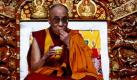 Der Dalai Lama probiert bei einer Gebetsveranstaltung in einem Kloster im indischen Bylakuppe ein traditionelles Reisgericht. Das tibetanische Religionsoberhaupt bleibt vier Tage lang in Bylukuppe, das auch als Mini-Tibet bekannt ist. Foto: ap