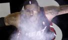 Ritual: LeBron James, Star des US-Basketballteams Miami Heat, wirft vor einem Vorbereitungsspiel gegen die San Antonio Spurs Puder in die Luft. Foto: ap