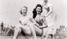 Beneidete Audrey: Audrey Hepburn (rechts) mit Aud Johannsen (links) und Enid Smeeden (Mitte) - sie alle sind Revuegirls in der Revue Sauce Tartare am Cambridge Theatre, 28. Juni 1949. (Abbildung aus dem besprochenen Band) Foto: Schwarzkopf & Schwarzkopf