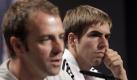Der Kapitän des deutschen Fußball-Nationalteams Philipp Lahm, rechts, und der Trainer-Assistens Hansi Flick während einer Pressekonferenz des Teams im südafrikanischen Erasmia nahe Pretoria. Lahm bedankte sich für die große Unterstützung der deutschen Fans, stellte aber klar, dass die Mannschaft nicht für einen großen Empfang am Brandenburger Tor zur Verfügung stünde. Am Samstag geht es für die Jungs beim Spiel gegen Uruguay immerhin noch um den dritten Platz. Foto: ap