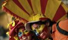 Kreativität bei der Wahl ihres Outfits zeigten diese spanischen Fans bei der Partie gegen Honduras. Foto: ap