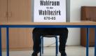 Ein Main gibt in einem Wahllokal in einer Schule in Frankfurt am Main seine Stimme ab. Rund 463 000 Stimmberechtigte entscheiden über ein neues Stadtoberhaupt. Foto: Fredrik von Erichsen Foto: dpa
