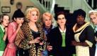 Die Schauspielerinnen (von links Ludivine Sagnier, Virginie Ledoyen, Catherine Deneuve, Danielle Darrieux, Isabelle Huppert, Firmine Richard und Emmanuelle Béart kehren in der französischen Filmkomödie Acht Frauen (2002) einen Mord unter den Teppich. Das Opfer: Der Hausherr eines Familienlandsitzes, dem es nicht mehr vergönnt war, ein besinnliches Weihnachtsfest zu erleben. Eine mörderische Bescherung! Foto: dpa