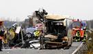 Ein bei einem Unfall beschädigter Reisebus steht nahe Westerstede auf der A28. Bei dem Unfall sind am Morgen zwölf Menschen zum Teil lebensgefährlich verletzt worden. Die meisten der insgesamt 26 Insassen waren Schüler aus dem ostfriesischen Hage. Die 10- bis 14-Jährigen wollten in Begleitung von drei Lehrern und Elternteilen zu einer Reitsportveranstaltung fahren. Foto: dapd