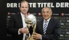 Fussball, 1. Bundesliga, Pressekonferenz Supercup 2010, Dienstag (03.08.10), Frankfurt am Main: Der Sportdirektor des FC Bayern Muenchen, Christian Nerlinger (l.), und der Trainer des FC Schalke 04, Felix Magath, halten bei der Deutschen Fussball-Liga (DFL) den Pokal fuer den Supercup 2010 in den Haenden. (zu ddp-Text) Foto: Martin Oeser/ ddp Foto: ddp