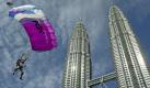 US skydiver Staley Higgins floats downwards after jumping from the Petronas Twin Towers during the Malaysian International Championship of Extreme Skydive/World Base Cup 2003 in Kuala Lumpur, Sunday 28 December 2003. About 53 BASE (Buildings, Antennas, Spans and Earth) jumpers from all over the world are taking part in the championship. Skydivers will leap from the 73rd floor (298 metres) of the building and freefall for four to six seconds before opening their single parachute and landing on a targeted 25-foot (7.6 meter) radius.
 Foto: dpa