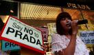 Die ehemalige Top-Managerin, Rina Bovrisse, spricht in Hongkong während einer Demonstration gegen die Diskriminierung weiblicher Angestellter im Unternehmen Prada. Rina Bovrissa verklagt ihren früheren Arbeitgeber, unter anderem sei sie angewiesen worden, Mitarbeitern zu kündigen, die alt, fett, hässlich seien oder generell nicht dem Prada-Look entsprächen. Foto: dpa