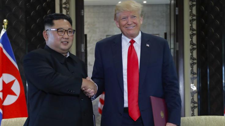 Bei einem Gipfeltreffen haben Kim Jong Un und Donald Trump eine gemeinsame Erklärung unterzeichnet.