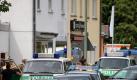 Polizeikräfte stehen in Memmingen in der Straße nahe einer Schule. Ein Schüler hat dort einen Schuss abgegeben. Foto: Frm dpa Foto: dpa