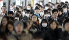 Menschenmassen in einer Metro-Station in Tokio: Suizide können das japanische Verkehrsnetz schnell zum Erliegen bringen.   Foto: dpa