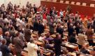 Am 23. August 1990, rund fünf Monate nach der ersten freien Volkskammer-Wahl, beschlossen die Abgeordneten den Beitritt der Deutschen Demokratischen Republik zur Bundesrepublik Deutschland. Der Beschluss wurde mit 294 Ja- gegen 62 Nein-Stimmen gefasst. Foto: dpa