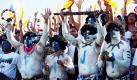 Bei den USA Sevens Rugby Championships im Sam Boyd Stadium in Las Vegas zeigen die Fans, was sie so aus ihrem Farbkasten herausholen können. Statt 15 Spielern wie gewöhnlich stehen bei den Sevens-Meisterschaften nur sieben Mannschaftsmitglieder auf dem Feld.  Foto: dapd