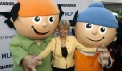 Die SPD-Kandidatin fr das Amt des Bundesprsidenten, Gesine Schwan, steht zu Beginn des Sommerfestes des Zweiten Deutschen Fernsehens (ZDF) in Berlin lchelnd zwischen zwei Mainzelmnnchen. Foto: dpa