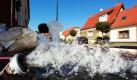Wasser wird in Gommern im Kreis Jerichower Land aus einem gefluteten Keller eines Wohnhauses abgepumpt. Die Aufräumungsarbeiten nach dem Hochwasser beginnen langsam. Tagelanger Dauerregen hatte die Flüsse in Sachsen-Anhalt, Sachsen und Brandenburg zum Teil dramatisch anschwellen lassen. Foto: dpa