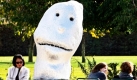 Auf der Internationalen Messe für zeitgenössische Kunst (FIAC) in Paris, werden unter anderem zwölf Stücke des Künstlers Ugo Rondinone ausgestellt. Hier ist die Statue August zu bewundern. Foto: ap