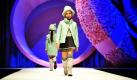Ein Kindermodel präsentiert im italienischen Florenz auf der Kindermodemesse Pitti Immagine Bimbo Kleidung des Modelabels Miss Blumarine. Foto: ddp