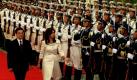 Die argentinische Staatspräsidentin Cristina Kirchner wird von ihrem chinesischen Kollegen Hu Jintao bei ihrer Ankunft in Peking mit einer Ehrenformation der Armee begrüßt. Grund für den Besuch sind Gespräche über die bilateralen Handelsbeziehungen zwischen den beiden Ländern. Foto: ap