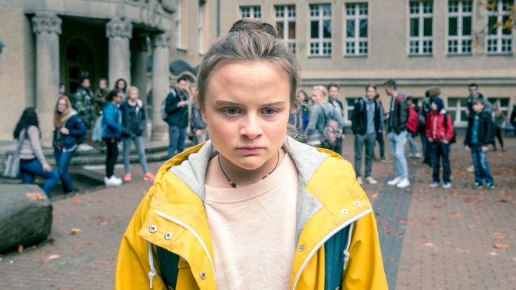 Sara fühlt sich in der realen Welt allein und verletzlich.