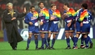 Nach dem 0:1-Fhrungstreffer der Bochumer in der ersten Halbzeit der Fuballbundesliga-Begegnung SV Werder Bremen - VfL Bochum am Freitag (26.02.1999) im Bremer Weser-Stadion, gratuliert Bochums Selbst(l) seiner Mannschaft unverzglich auf dem Rasen. Foto: dpa