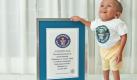 KLEINSTE MÄNNER
Zum Zeitpunkt der Drucklegung des GUINNESS WORLD RECORDS BUCH 2012 war der kleinste lebende Mann Khagendra Thapa Magar (Nepal, geb. 14. Oktober 1992). Am 14. Oktober 2010 ergab eine Messung von GUINNESS WORLD RECORDS im Fewa City Hospital in Pokhara (Nepal) eine Größe von 67,08 cm.
Im April 2011 wurden wir jedoch auf einen noch kleineren Mann aufmerksam. Junrey Balawing (oben) aus Zamboanga del Norte auf den Philippinen, soll nur 55,8 cm groß sein und sei im Alter von 17 Jahren inoffiziell der kleinste lebende Teenager. 
Eine Messung am 12. Juni 2011, die nach Junreys 18. Geburtstag durchgeführt wurde, ergab eine offizielle Körpergröße von 59,93cm. Junrey ist somit der neue kleinste lebende Mann. Foto: Guinness World Records Buch 2012