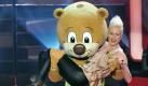 Das Maskottchen der Leichathletik-Weltmeisterschaft in Berlin 2009, Berlino, trägt am Sonntag in der RTL-Show 2009! Menschen, Bilder, Emotionen in Hürth bei Köln Hochspringerin Ariane Friedrich. Foto: ddp