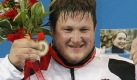 Matthias Steiner: Der strkste Mann der Welt machte alle schwach. Als der Gewichtheber in Peking 461 Kilo im Reien und Stoen in die Hhe gewuchtet hatte, sorgte er auf dem Treppchen fr die rhrendste Szene des Sportjahrs: Zusammen mit seiner Goldmedaille hielt er das Foto seiner bei einem Autounfall verstorbenen Frau Susann in die Hhe.  Foto: dpa