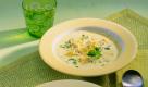 Spritzige Hühner-Suppe mit Zitrone
Zutaten: 1 L Hühnerbrühe oder Instant einen Beutel Knorr Suppenliebe Hühnersuppe, 1 unbehandelte Zitrone, 200 g Frischkäse (z.B. Brunch Feine Kräuter), 1 Eigelb, 1 TL Currypulver, 1/2 Bund Zitronenmelisse
Zubereitung: Hühnerbrühe zum Kochen bringen. Die Zitrone heiß waschen, die Schale abreiben und den Saft herauspressen. Zitronenschale und 3 EL Saft zur Suppe geben. Frischkäse und  ein Eigelb verrühren und die Suppe damit binden. Mit Curry abschmecken. Zum Schluss gehackte Zitronenmelisse unterheben. Foto: Unilever