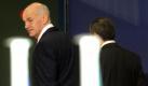 Skeptischer Blick zurück: Kommt das Ende der Regierung Papandreou? Foto: dapd