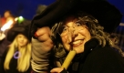 Eine Frau im Hexenkostüm tanzt bei der Langen Nacht der Hexen in Thale (Landkreis Harz).  Foto: dpa