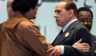 Silvio Berlusconi hat beim arabischen Gipfel vermittelt: EU-Bürger können wieder ohne Einschränkungen die Einreise nach Libyen beantragen, nachdem das Einreiseverbot für 188 prominente Libyer in die EU aufgehoben wurde - darunter auch Revolutionsführer Muammar al-Gaddafi selbst. Berlusconi derweil hat heute Regionalwahlen im eigenen Land. Foto: dpa