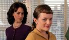 Die Warenhausbesitzerin Rachel Menken (Maggie Siff, links), die neue Sekretärin Peggy Olson (Elisabeth Moss, Mitte) und die Office Managerin Joan Holloway (Christina Hendricks, rechts). Während den Frauen die Rolle des unterwürfigen Weibchens zugedacht ist ... Foto: ZDFneo